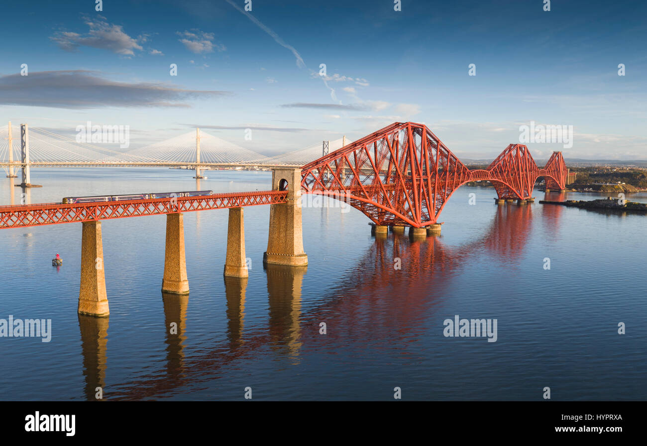 Un treno che passa sopra il Ponte di Forth Rail spanning Firth of Forth, Scotland, Regno Unito. Foto Stock