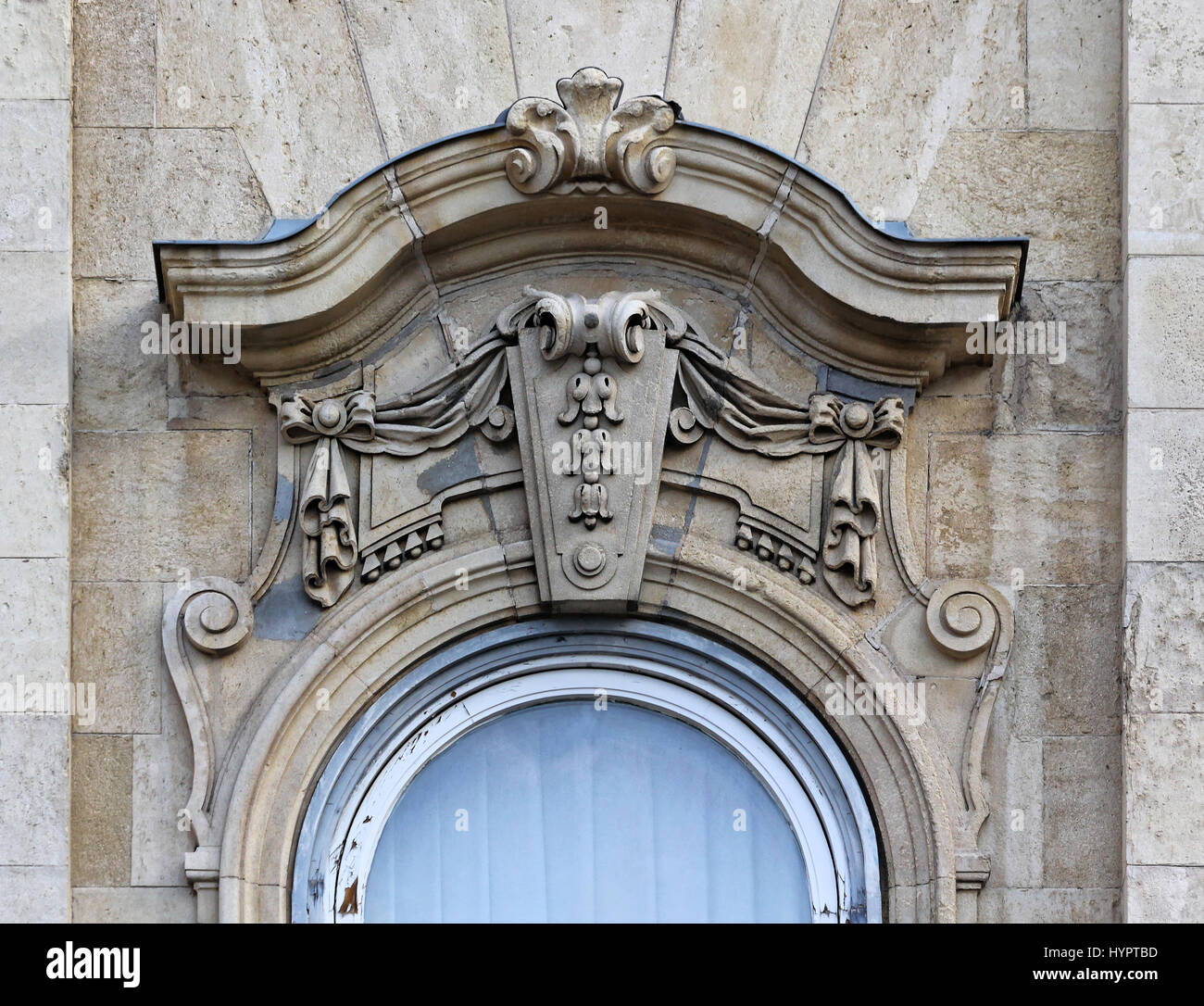 Budapest, Ungheria, Castle Hill, edifici decorati finestra. Foto Stock