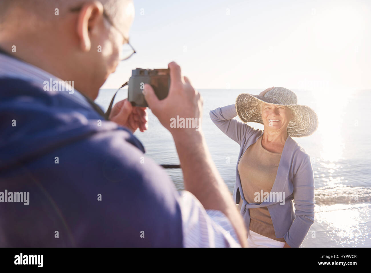 Senior uomo prendendo le foto di sua moglie Foto Stock