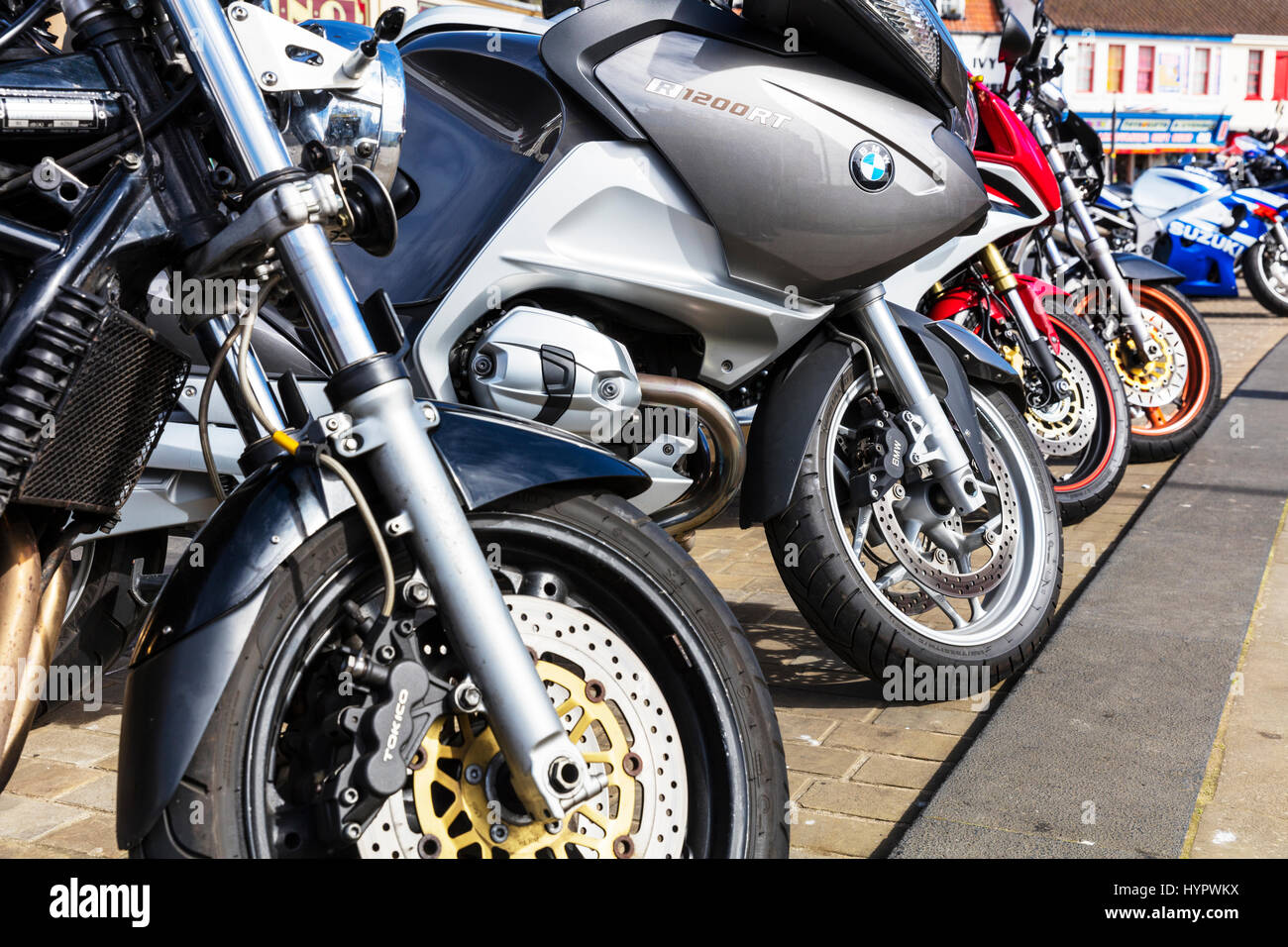 Moto Moto Moto ruote freni a disco per moto freni anteriori a disco di moto parcheggiate le ruote anteriori in linea REGNO UNITO Inghilterra Foto Stock