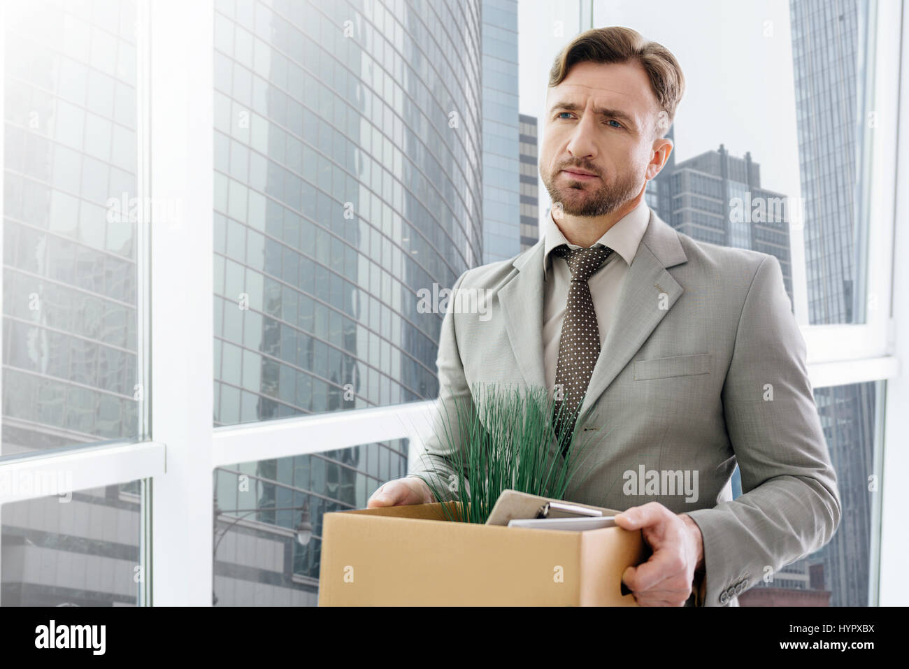 Disoccupati man standing in ufficio Foto Stock