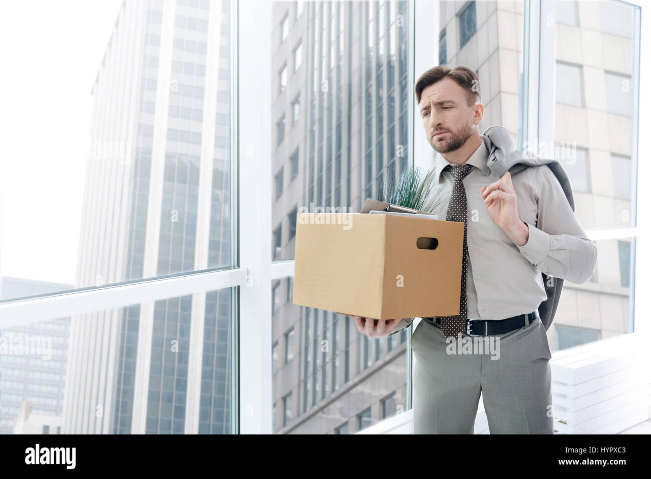 Sparò cupo man standing in ufficio Foto Stock