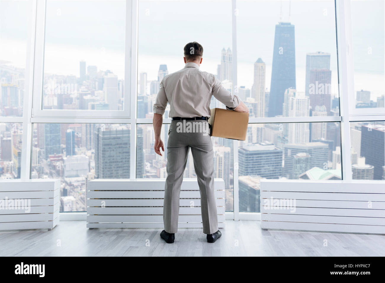 Vista posteriore del piacevole permanente dei dipendenti in ufficio Foto Stock