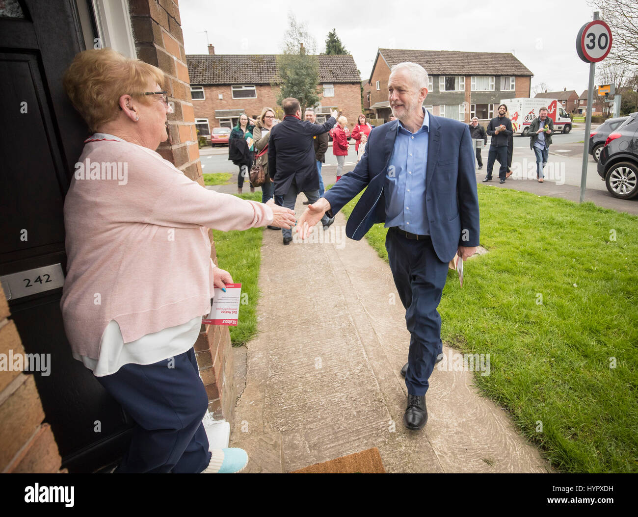 Leader laburista Jeremy Corbyn incontra il sostenitore del lavoro Catherine Finney mentre sul sentiero di campagna in anticipo del Leyland South County Council elezione nel Lancashire. Foto Stock
