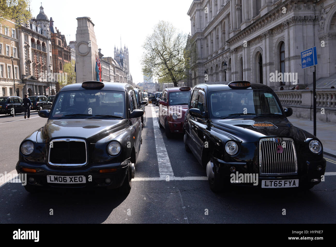 London Black Cab Driver tenere una dimostrazione in Whitehall durante una protesta contro il regolamento noleggio privato auto utilizzando l'Uber app. Foto Stock