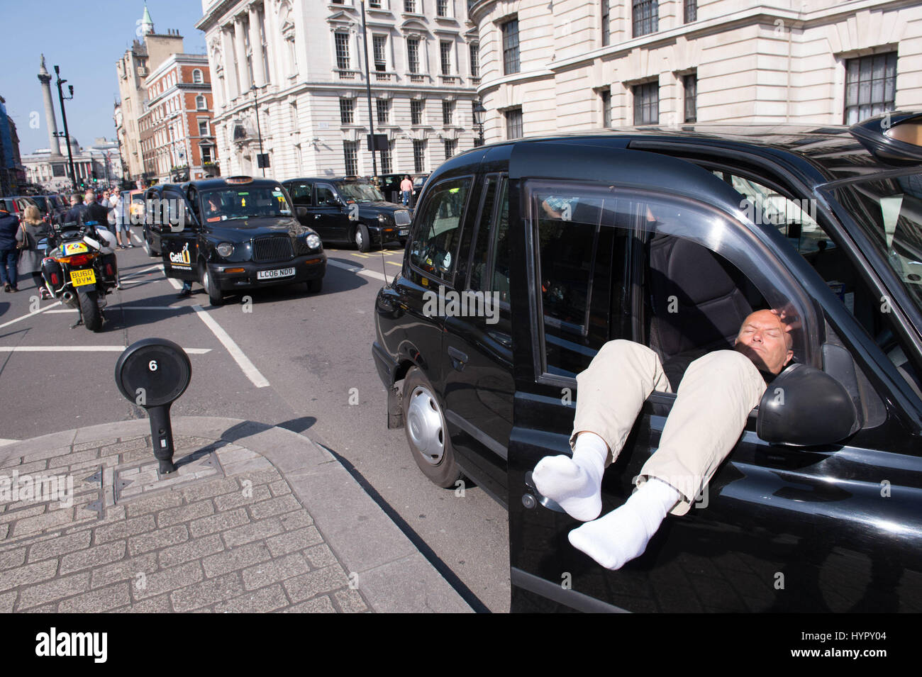 London Black Cab Driver tenere una dimostrazione in Whitehall durante una manifestazione di protesta contro il governo pubblica i piani di trasporto. Foto Stock