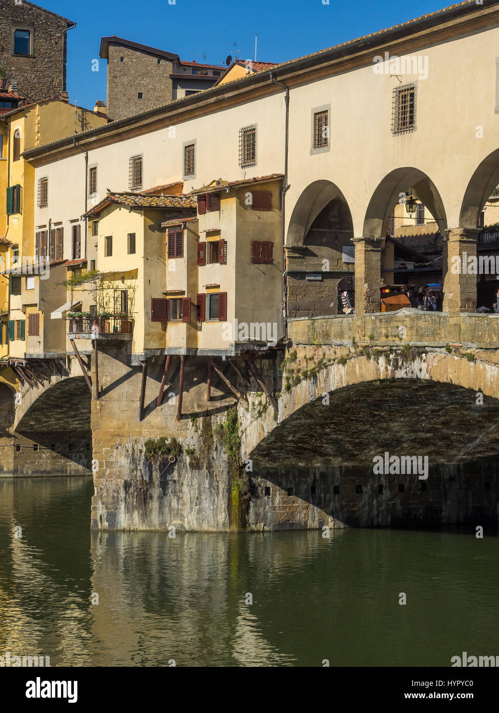 Ponte Vecchio spanning fiume Arno in Firenze, Toscana, Italia Foto Stock