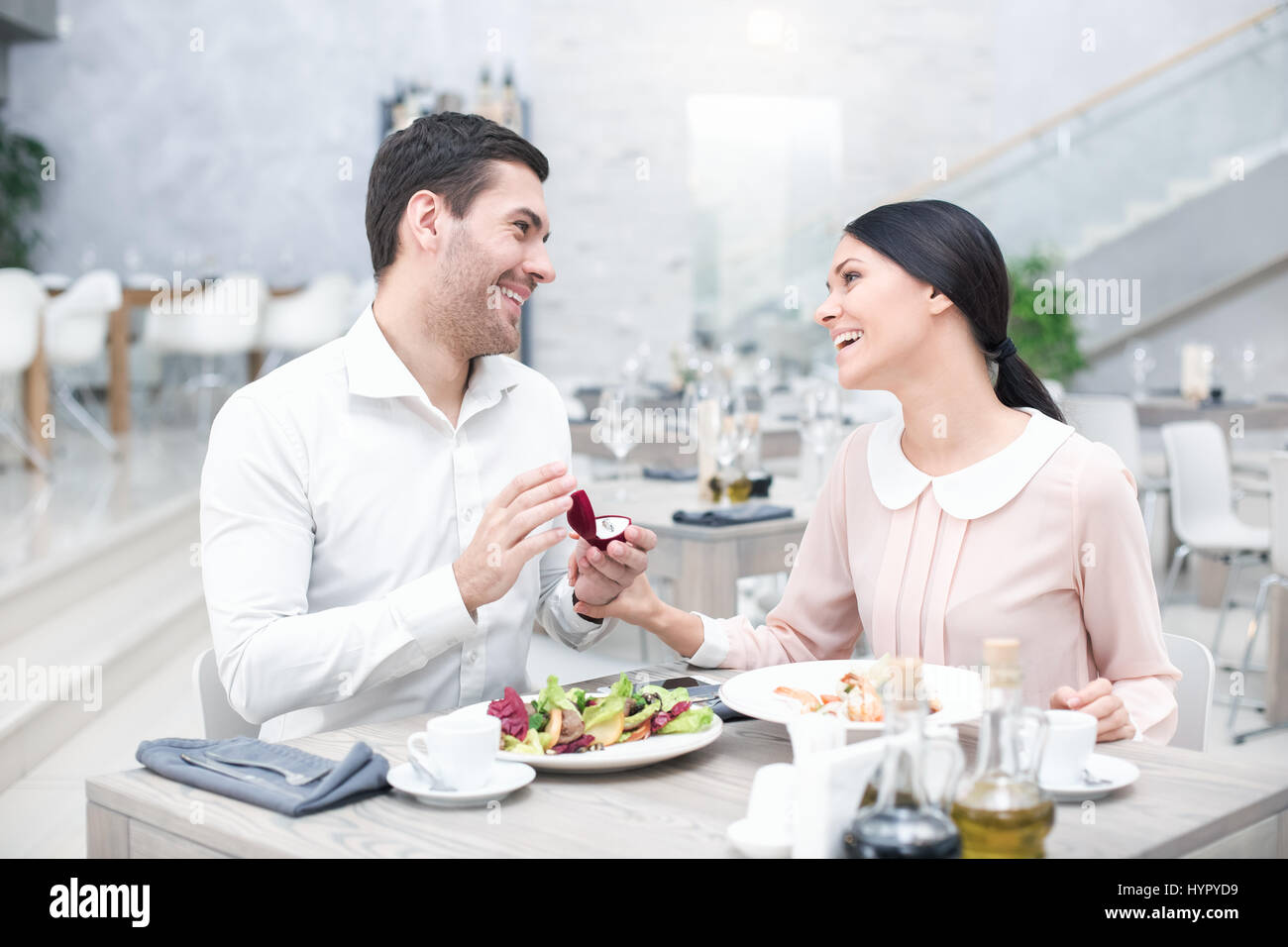 Data romantica nel ristorante di lusso Foto Stock
