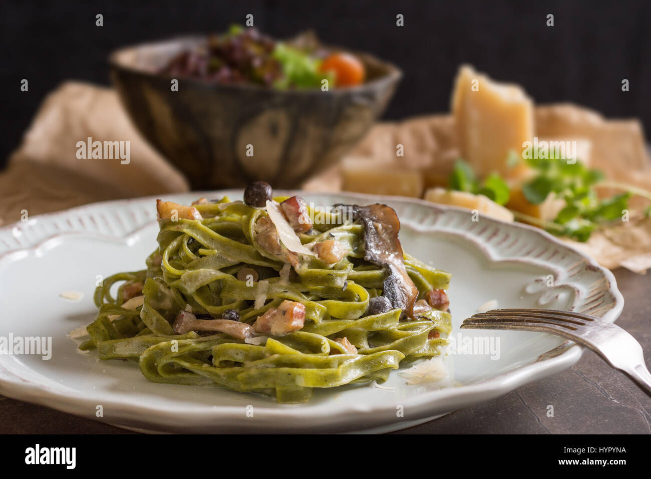 Verde Pasta Spinaci Tagliatelle con pancetta, Marrone funghi shimeji e formaggio parmigiano Foto Stock