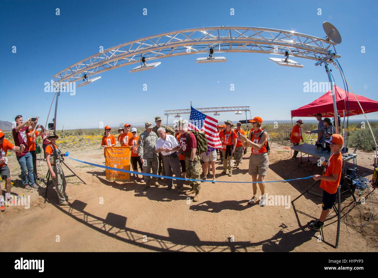 Bataan morte superstite marzo u.s. Esercito il veterano Ben Skardon attraversa la linea del traguardo durante la Bataan Memorial morte marzo maratona al White Sands Missile Range Marzo 19, 2017 in New Mexico. Foto Stock