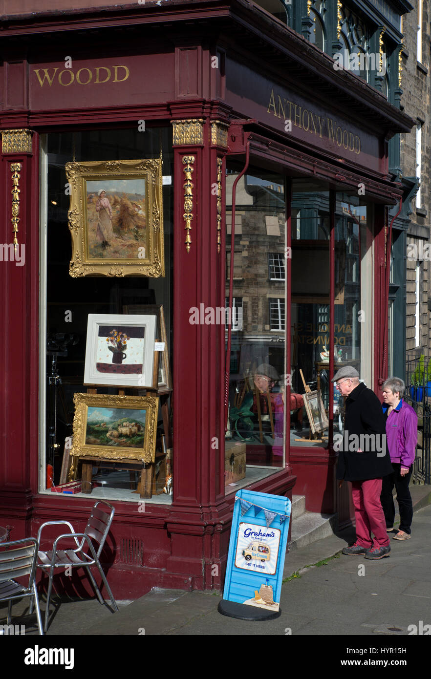 Passanti guardando le copertine nella finestra di Anthony Woodd galleria su Dundas Street nella zona nuova di Edinburgo. Foto Stock