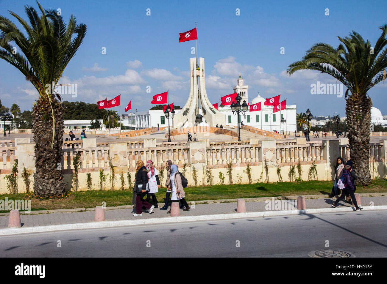 Affiancato dal sangue-bandiere rosse della Tunisia, Kasbah Square fronti la città moderna Hall e altri edifici del governo di Tunisi, Tunisia. Foto Stock