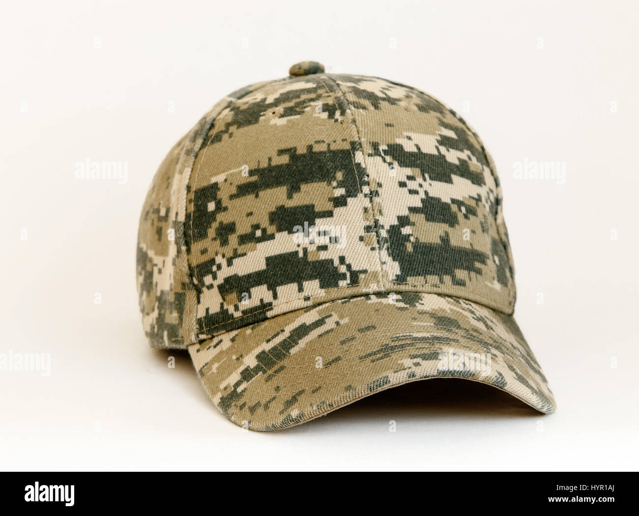 Il camuffamento modellato cappello da baseball isolati su sfondo bianco. Foto Stock