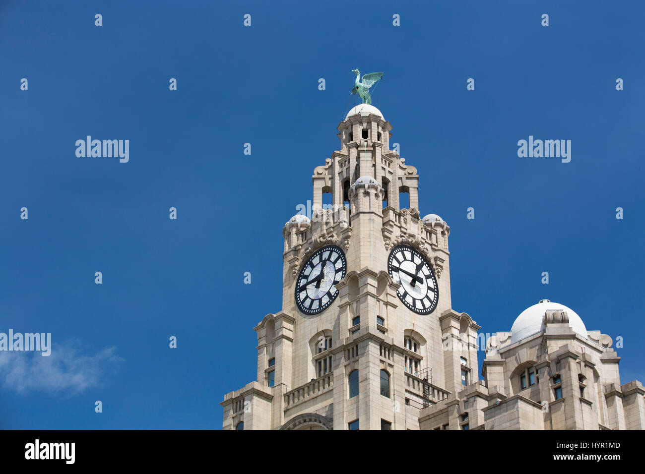 Royal Liver Building di nuovo cielo blu durante il giorno - liverpool, Regno Unito - 24 giugno 2014 Foto Stock