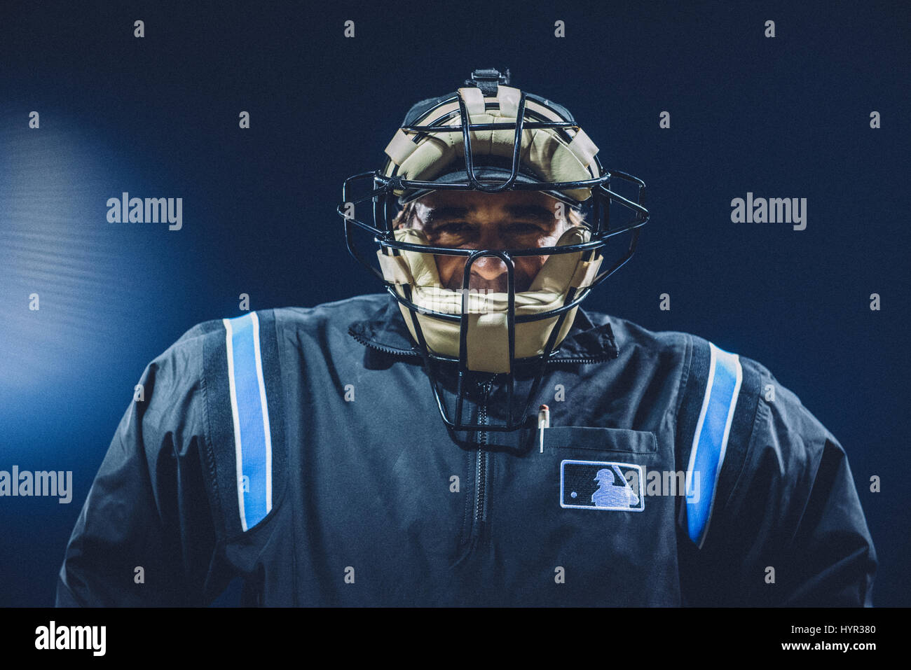 Arbitro di baseball che guarda la fotocamera con un imponente e minaccioso bagliore. Foto Stock