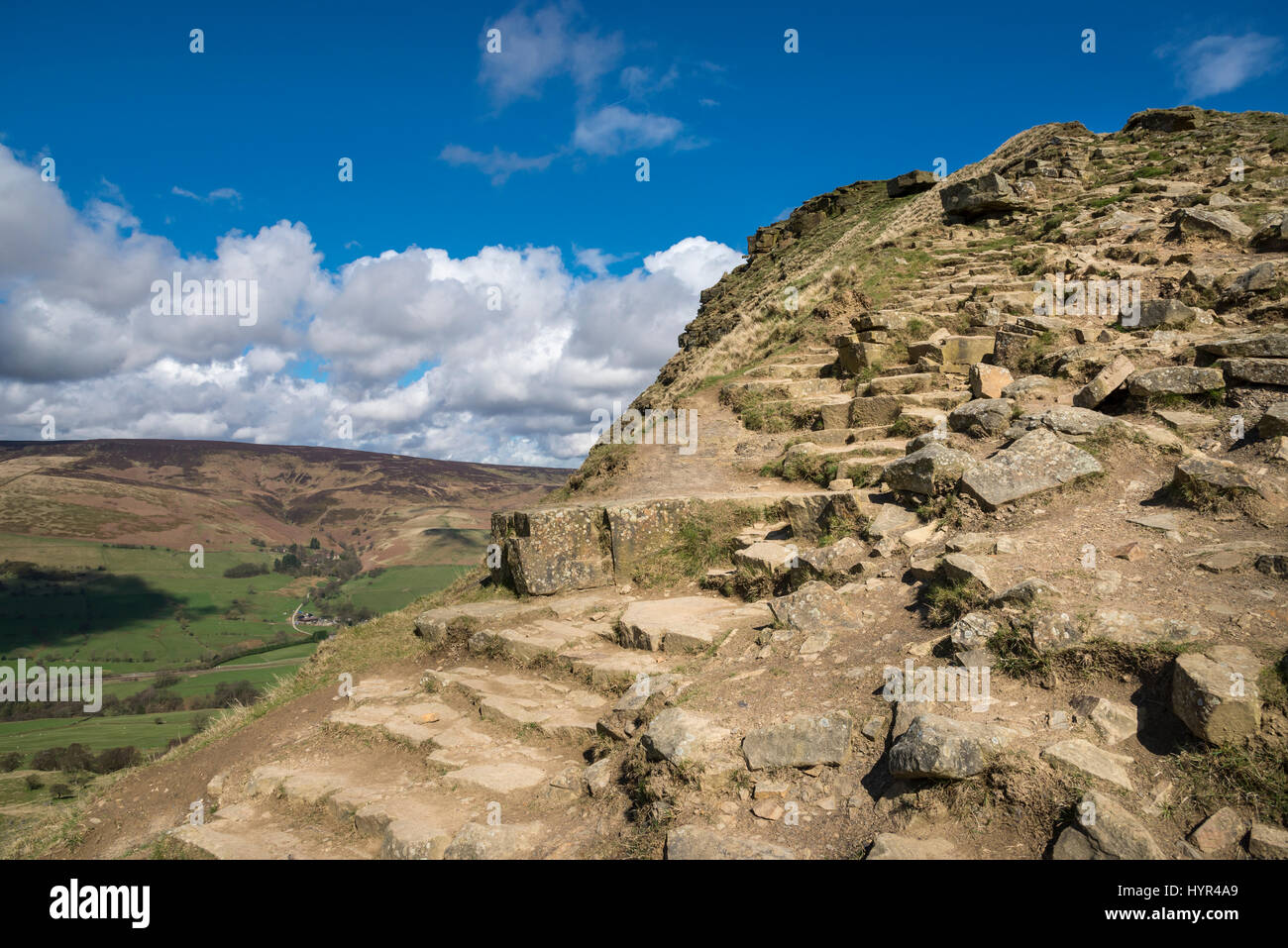 Ripida e sassosa percorso sul retro Tor vicino a Castleton in Peak District, Derbyshire, in Inghilterra. Una zona popolare per gli escursionisti. Foto Stock