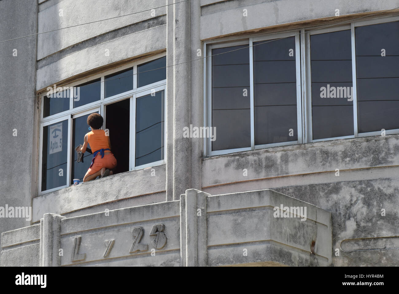 Donna finestra pulizia Havana, Cuba Foto Stock
