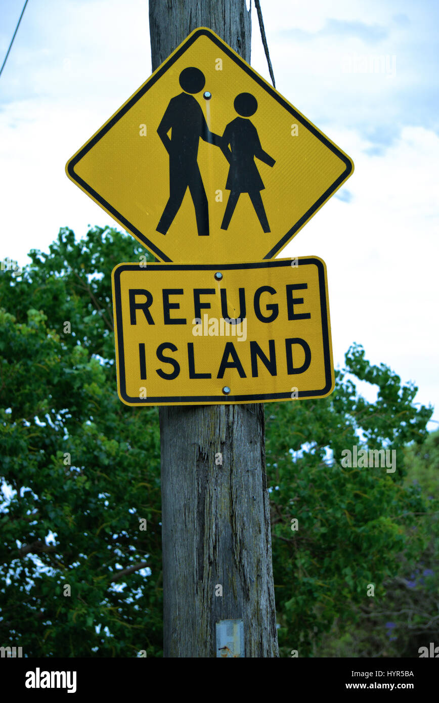 Isola rifugio segno con due silhouette umana per gli utenti della strada a piedi o a camminare a persone in Australia. Foto Stock