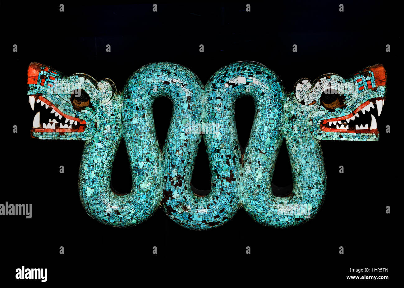 Lembi pettorali, sotto forma di una doppia con testa di serpente. Coperto con mosaici di turchese e rosso spinoso guscio di ostrica. I denti sono da conch shell. Mixtec, azteca ,1400-1521 Messico. ( La Maya - civiltà Maya era una civiltà Mesoamerican in Yucatan Messico e Belize in America centrale ( 2600 BC - 1500 AD ) pre colombiana americano ) Foto Stock