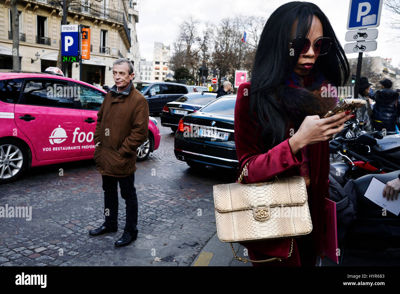 Al di fuori di street style® Balmain, pronto a indossare le donne Autunno-Inverno 2017 - Settimana della moda di Parigi Foto Stock