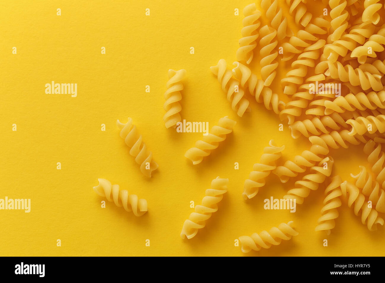 Fusilli spirali su sfondo giallo Foto Stock