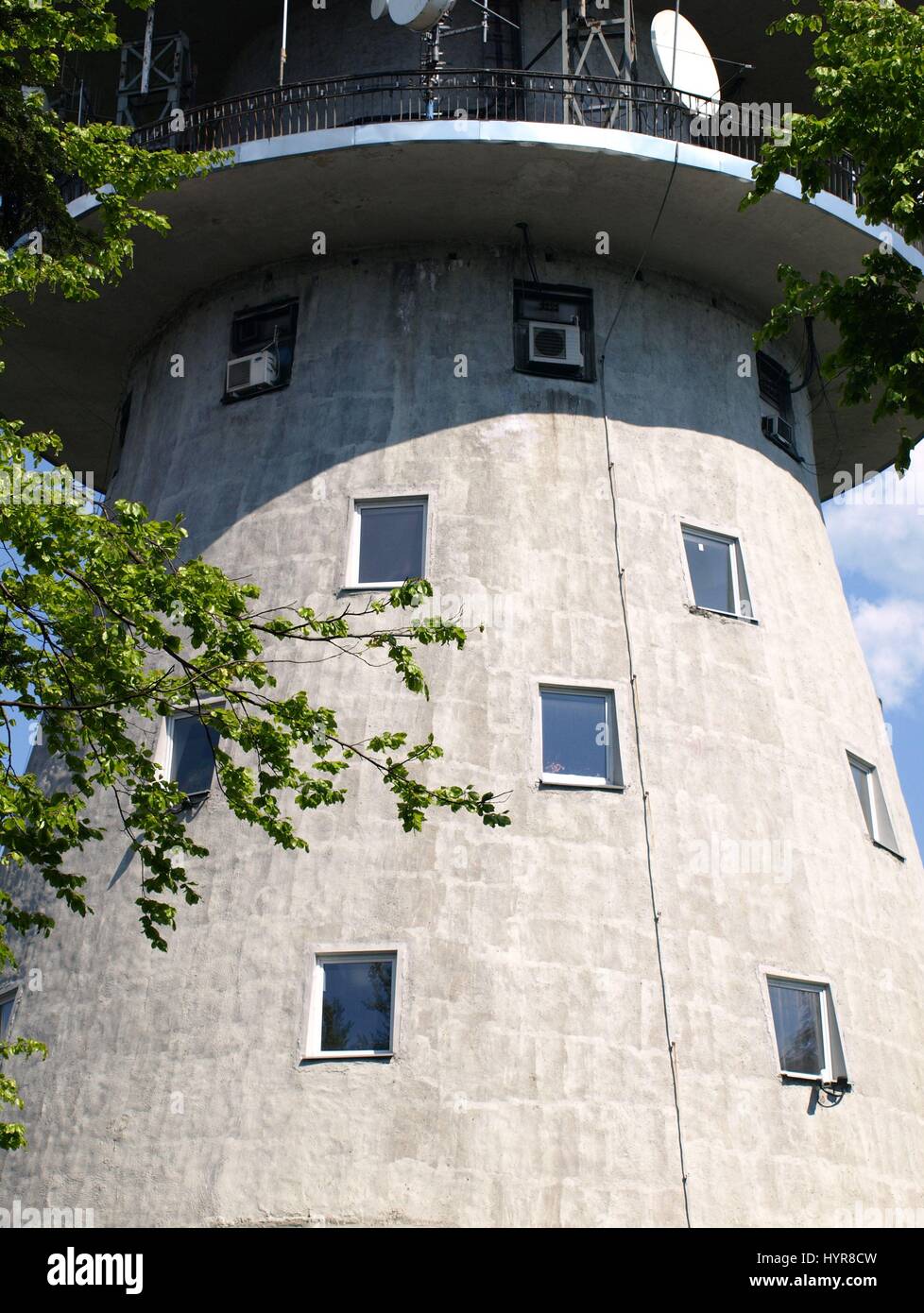 Torre della radio con antenne su Lysa Gora in Swiety Krzyz (montagne di Swietokrzyskie) in Polonia Foto Stock