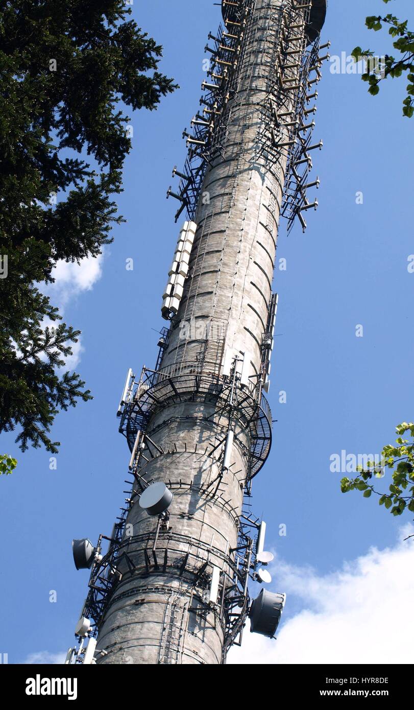 Torre della radio con antenne su Lysa Gora in Swiety Krzyz (montagne di Swietokrzyskie) in Polonia Foto Stock
