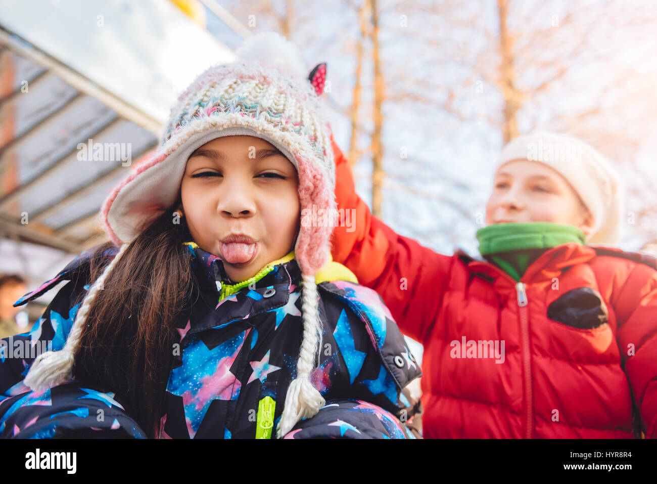Due ragazze divertimento all'aperto in inverno Foto Stock
