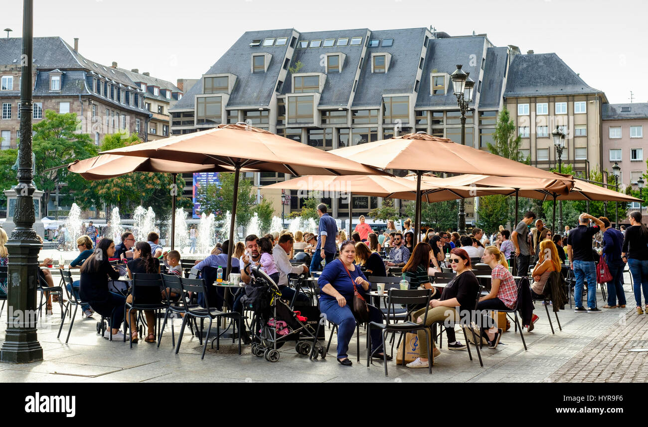 Il caffè con terrazza, persone Maison Rouge shopping center building in distanza, Place Kléber square, Strasburgo, Alsazia, Francia, Europa Foto Stock