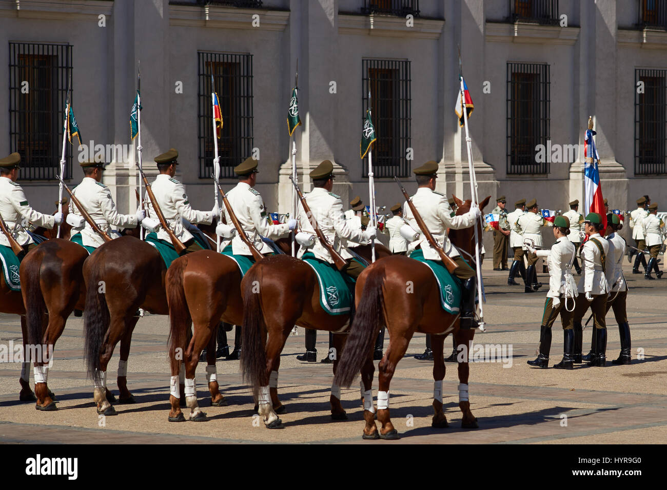 Carabineros de Chile in bianco uniforme estiva di eseguire la cerimonia del Cambio della guardia al di fuori La Moneda a Santiago, capitale del Cile. Foto Stock