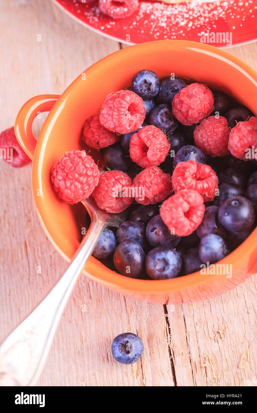 Una piastra con frittelle e lamponi Foto Stock