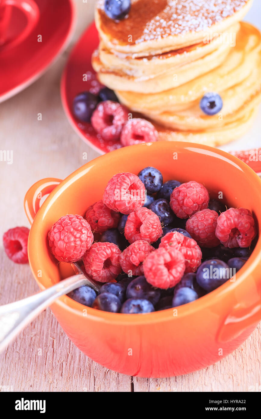 Una piastra con frittelle e lamponi Foto Stock