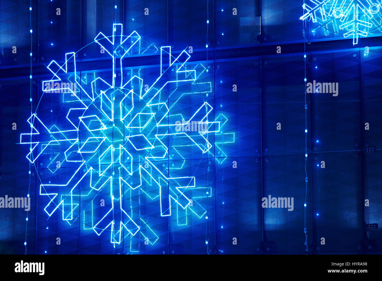 Le luci di natale decorazione su una facciata di edificio in tonalità blu. Posizione orizzontale Foto Stock