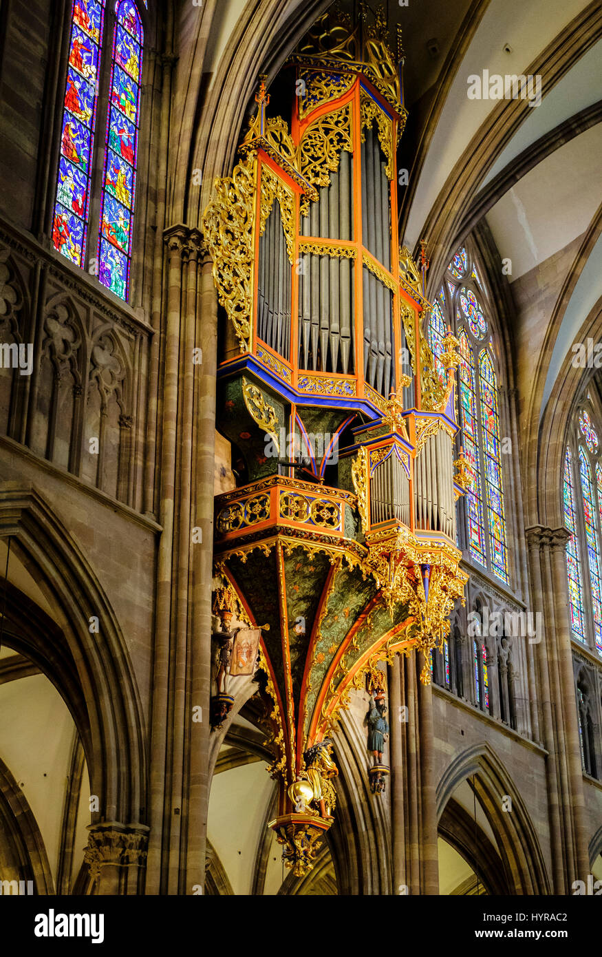 Il grande organo a canne, Notre Dame cattedrale gotica del XIV secolo, Strasburgo, Alsazia, Francia, Europa Foto Stock