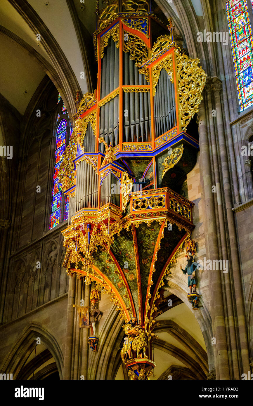 Il grande organo a canne, Notre Dame cattedrale gotica del XIV secolo, Strasburgo, Alsazia, Francia, Europa Foto Stock