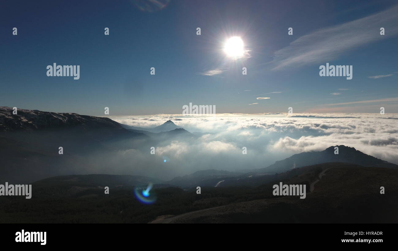 Sierra Nevada suntset - Granada, Spagna. Stupenda località sciistica di appena 2,5 ore di distanza da Marbella Costa del Sol. Luogo ideale per gli amanti dello sci e dello snowboard. Foto Stock