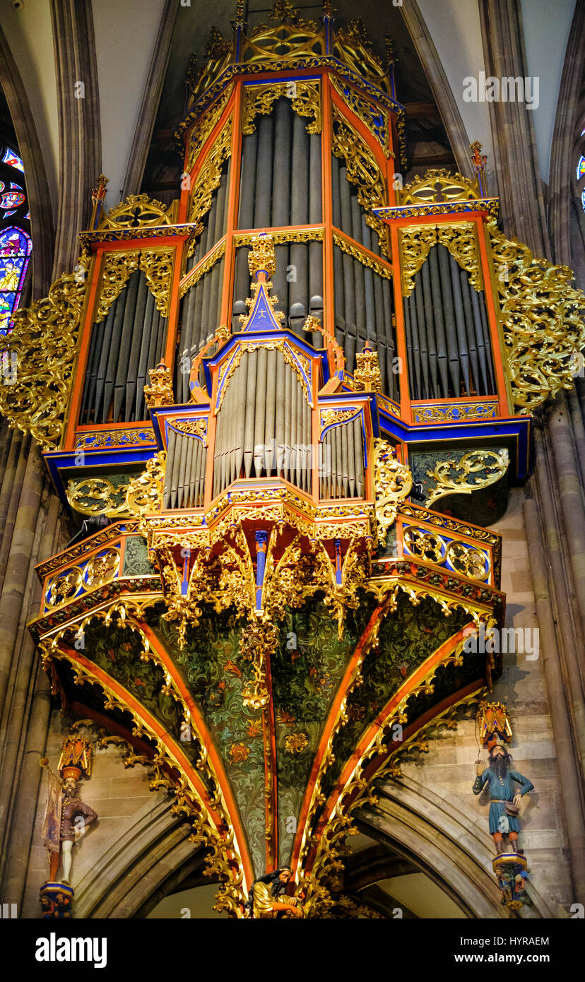 Il grande organo a canne, Notre Dame cattedrale gotica del XIV secolo, Strasburgo, Alsazia, Francia, Europa Foto Stock