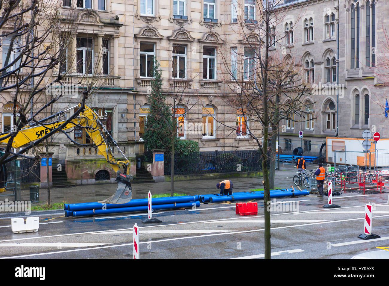 Ingegneria civile Strasburgo, in sostituzione del vecchio sistema di approvvigionamento di acqua con PVC blu tubi acqua, lavoratori, street, Strasburgo, Alsazia, Francia, Europa Foto Stock