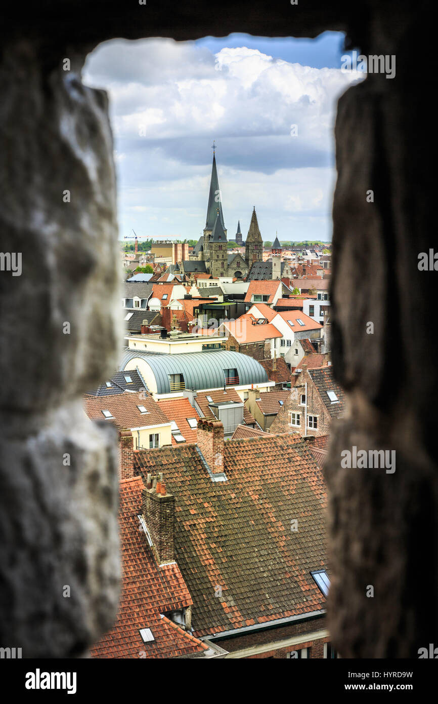 Skyline di Ghent, Belgio attraverso la fessura di freccia al Castello di Gravensteen. Foto Stock