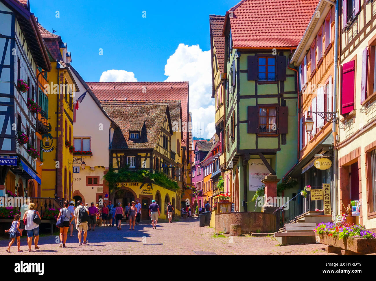 Riquewihr, France-June 23, 2016: i turisti sono a piedi sulla strada principale per lo shopping; Rue du General de Gaulle, in Riquewihr, Alsazia strada del vino Foto Stock