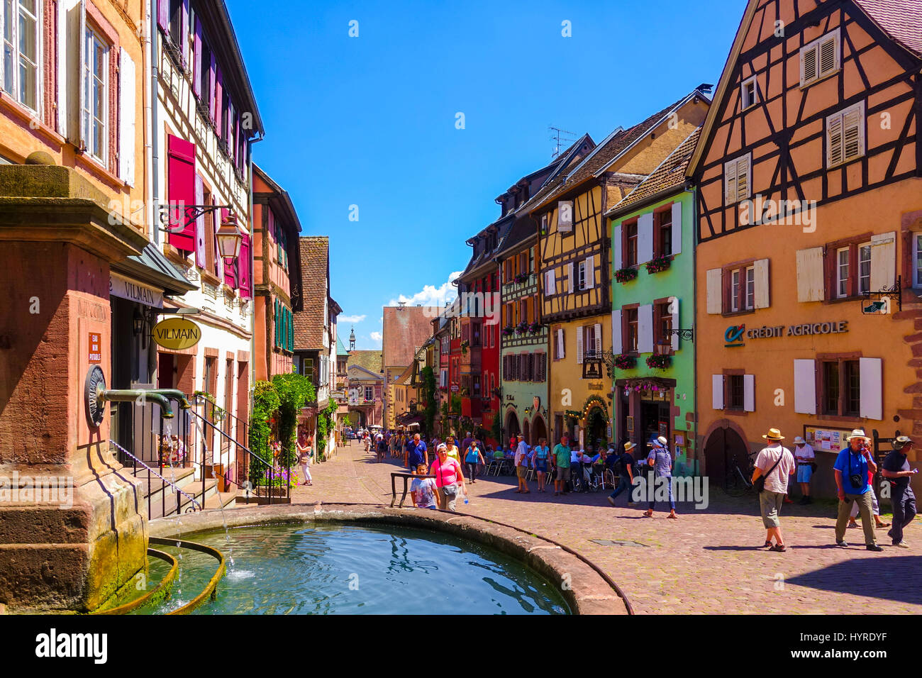 Riquewihr, France-June 23, 2016: i turisti sono a piedi sulla strada principale per lo shopping; Rue du General de Gaulle, in Riquewihr, Alsazia strada del vino Foto Stock