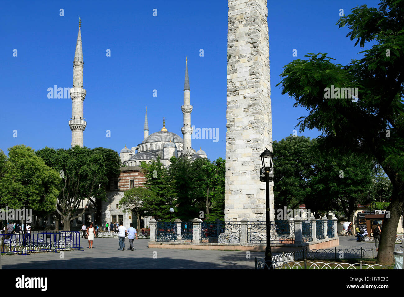 Sultan Ahmet piazza 'Hippodrome' con egiziano obelisco murato e minareti della Moschea Blu in background, Istanbul, Turchia Foto Stock