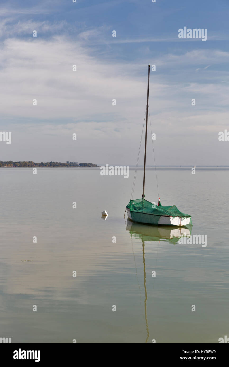 Piccola barca a vela ormeggiata sul lago di Balaton, Ungheria. Foto Stock