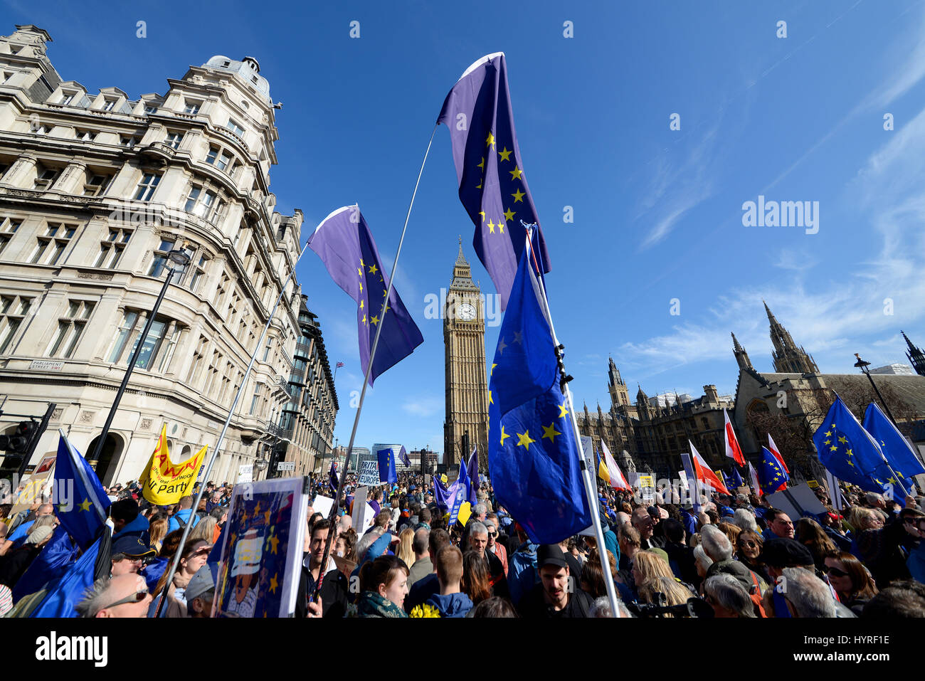 Bandiere europee framing Big Ben presso la sede del Parlamento a Londra durante un Unite per l'Europa dimostrazione dopo l'articolo 50 è stato attivato Foto Stock