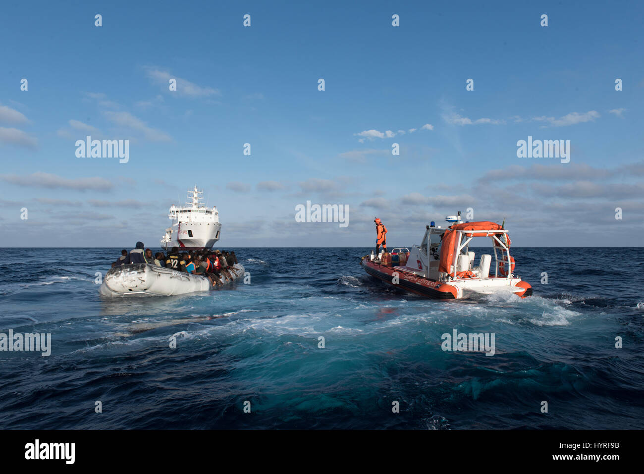Scafo rigido barca gonfiabile dalla guardia costiera italiana nave Dattilo è di iniziare una operazione di salvataggio in mare mediterraneo per la sicurezza di rifugiati provenienti da un non Foto Stock Scafo rigido barca gonfiabile dalla guardia costiera italiana nave Dattilo è di iniziare una operazione di salvataggio in mare mediterraneo per la sicurezza di rifugiati provenienti da un non Foto Stock