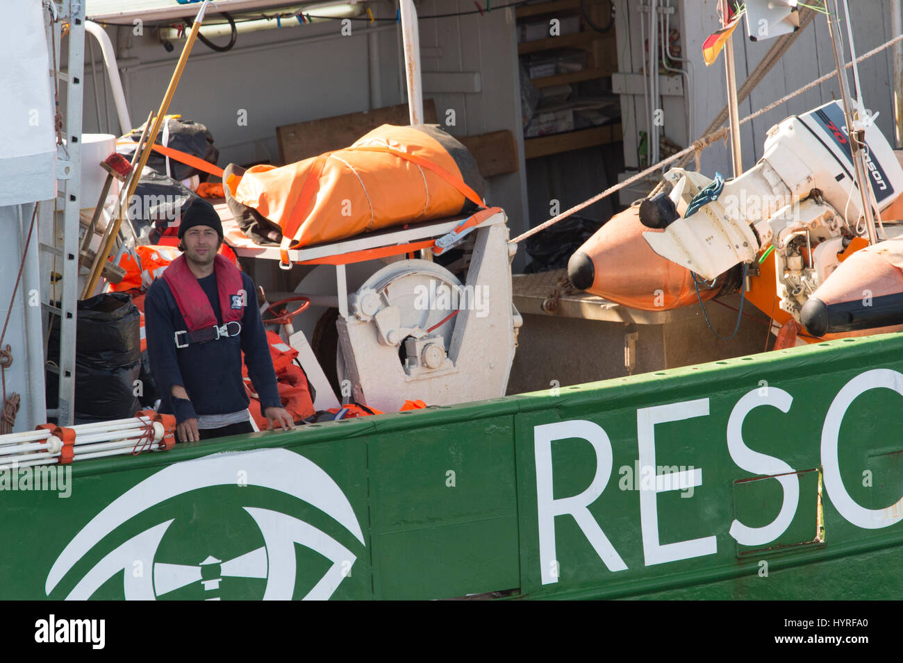 Il capitano della nave ricerca e salvataggio 'Sea occhio' in piedi alla ringhiera. Foto Stock