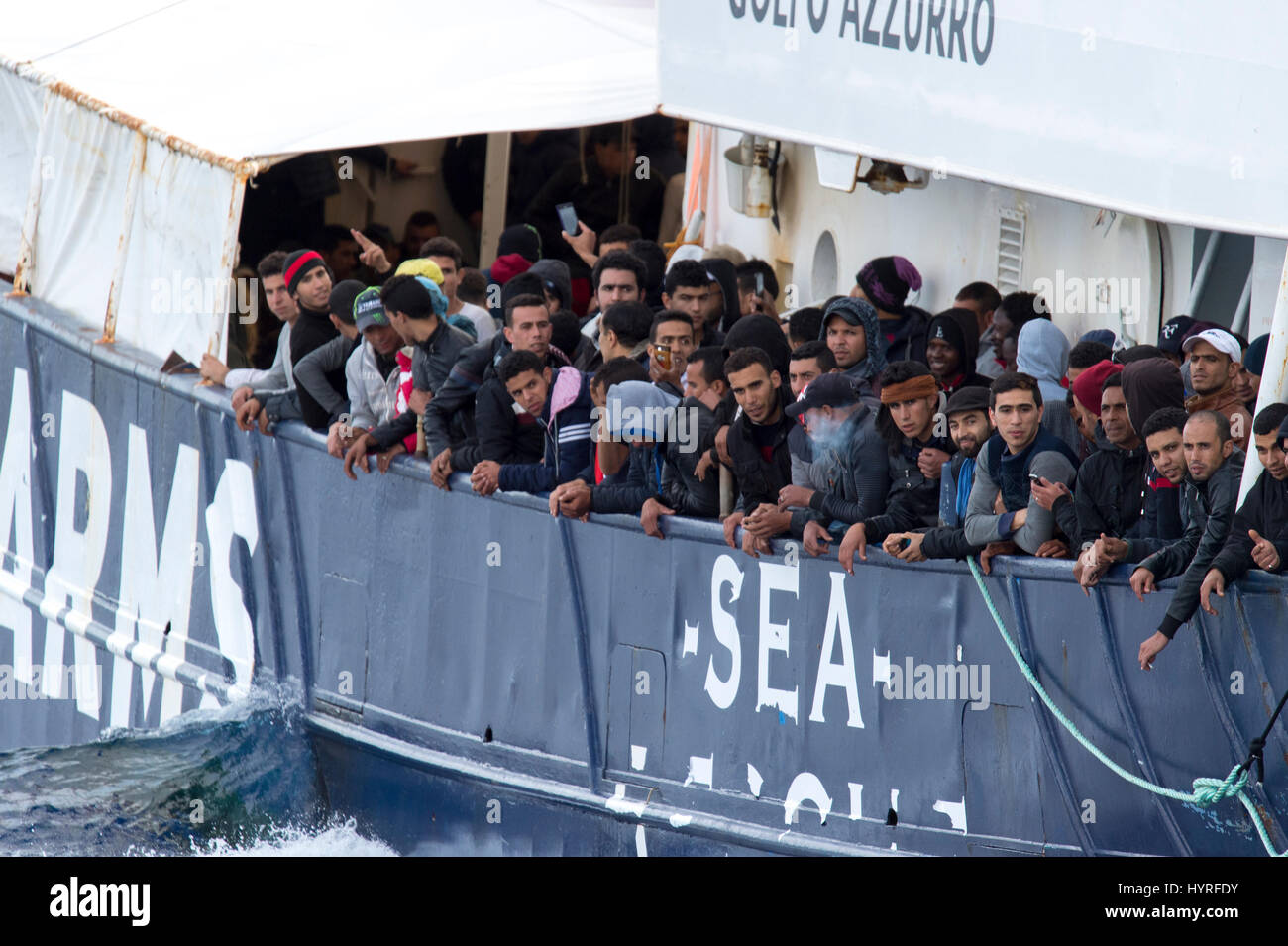 Un 17 metri lungo la barca di legno, trovati nella mattina intorno alle 15 miglia nautiche dalla costa libica. 399 persone che sono a bordo stanno tentando di cros Foto Stock