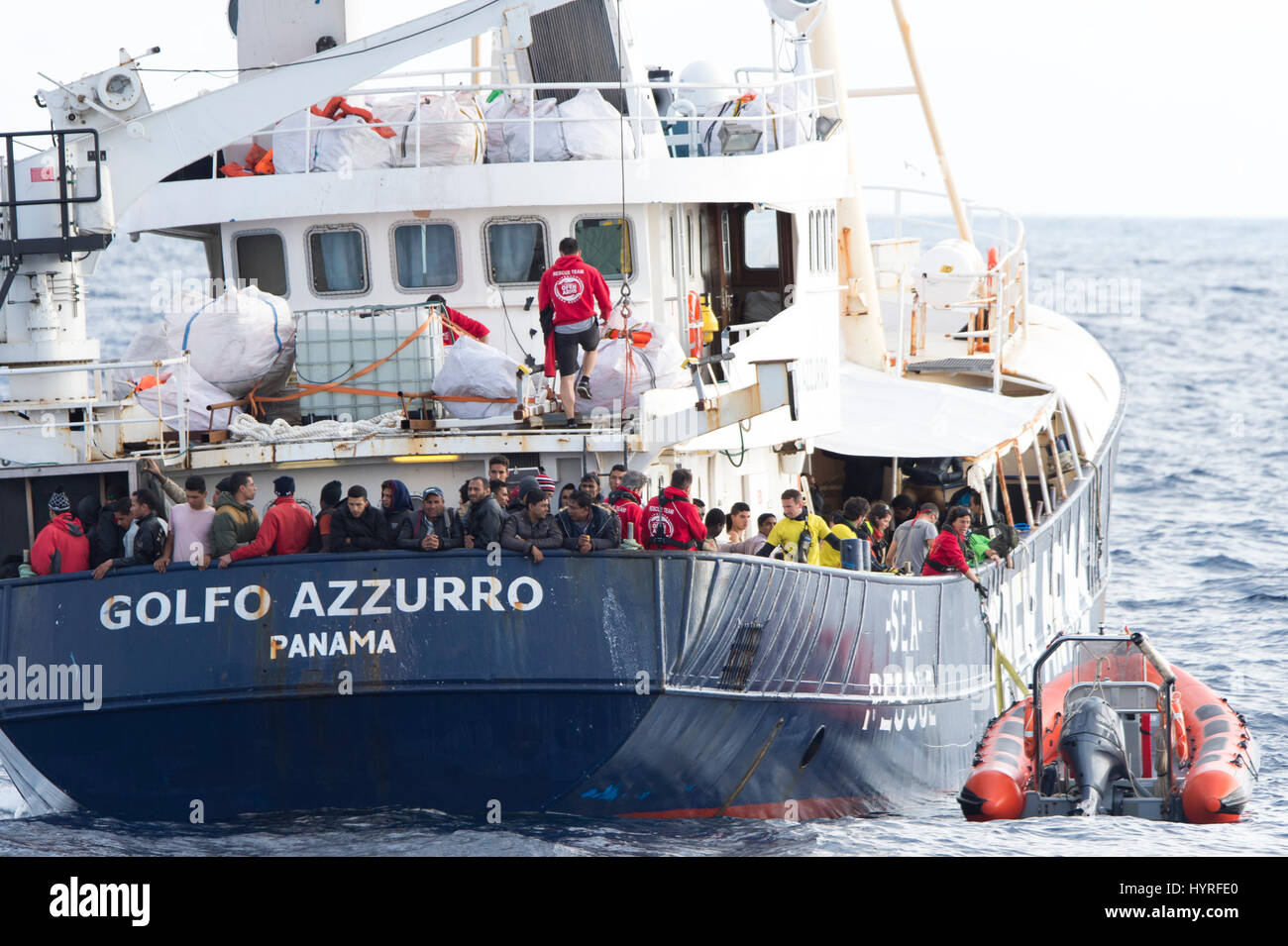 Un 17 metri lungo la barca di legno, trovati nella mattina intorno alle 15 miglia nautiche dalla costa libica. 399 persone che sono a bordo stanno tentando di cros Foto Stock