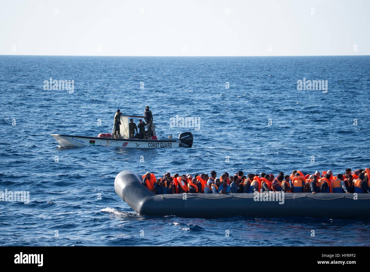 Un non idonee alla navigazione rubberboat con circa 150 persone a bordo offshore Libia nel tentativo di attraversare il mare mediterraneo per l'Europa. A causa della condizione whi Foto Stock
