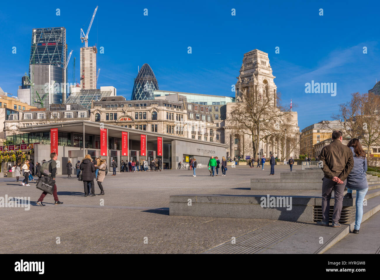 Visitatori da tutto il mondo coda presso la biglietteria situata di fronte alla Torre di Londra nel centro della capitale. Foto Stock